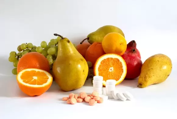 vitaminas en frutas y tabletas para la potencia